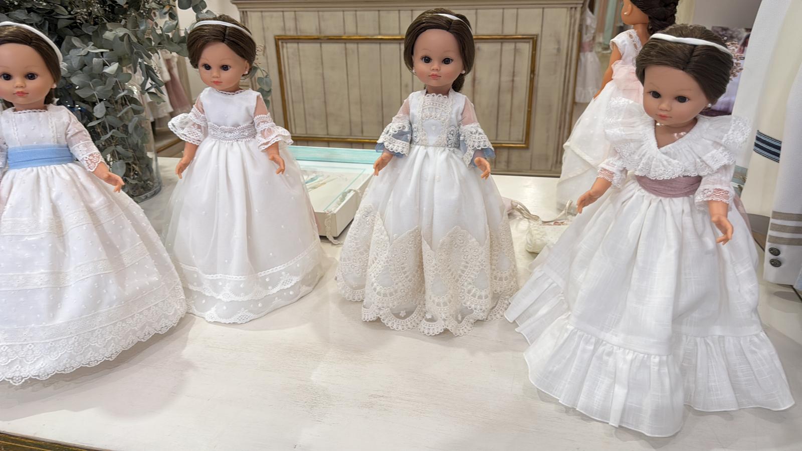 Muñeca de comunión con vestido personalizado